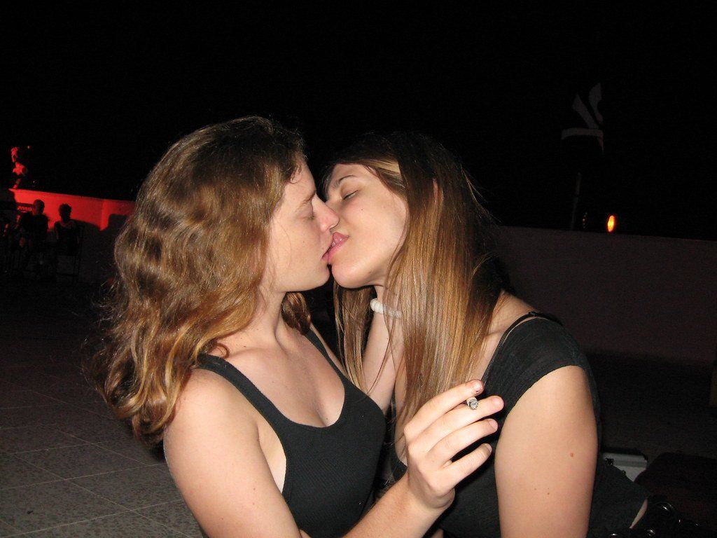 Две молодые подружки порадовали друг друга - порно фото